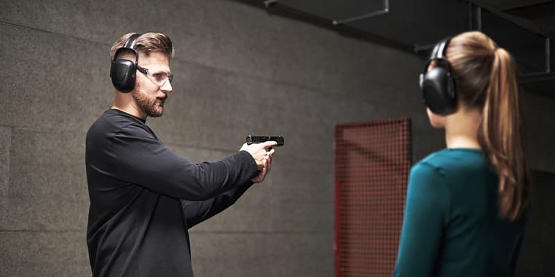 mężczyzna na strzelnicy