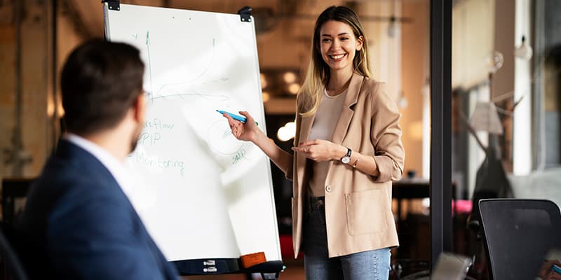 kobieta nadzorujaca projekt