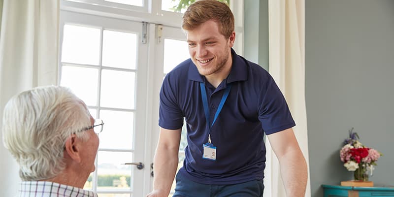 mężczyzna opiekujący się seniorką