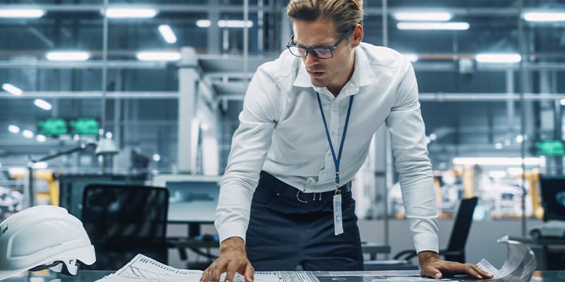 mężczyzna zarządzający pracą