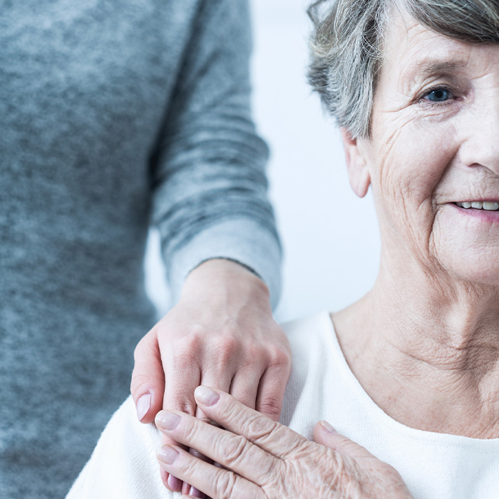 opiekun osoby starszej zajmuje się seniorką