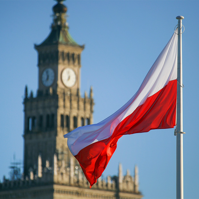 polska flaga na tle pałacu kultury