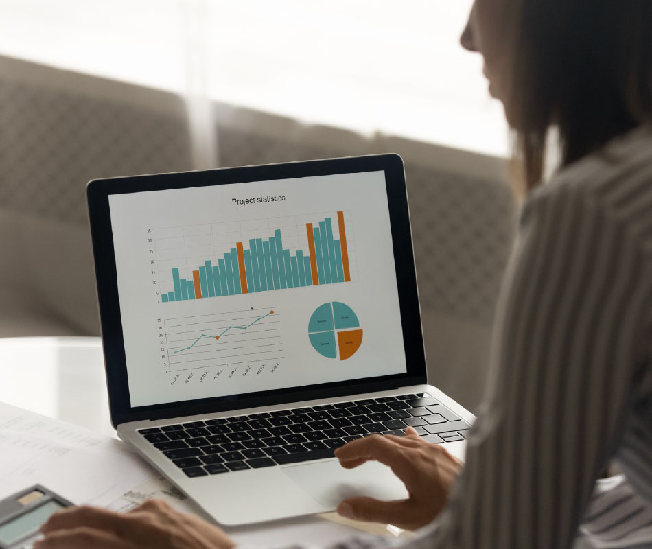 kobieta analizuje wykresy w programie excel