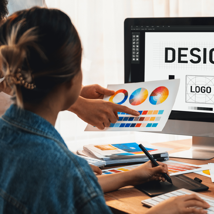 web designer wybiera kolory z palety